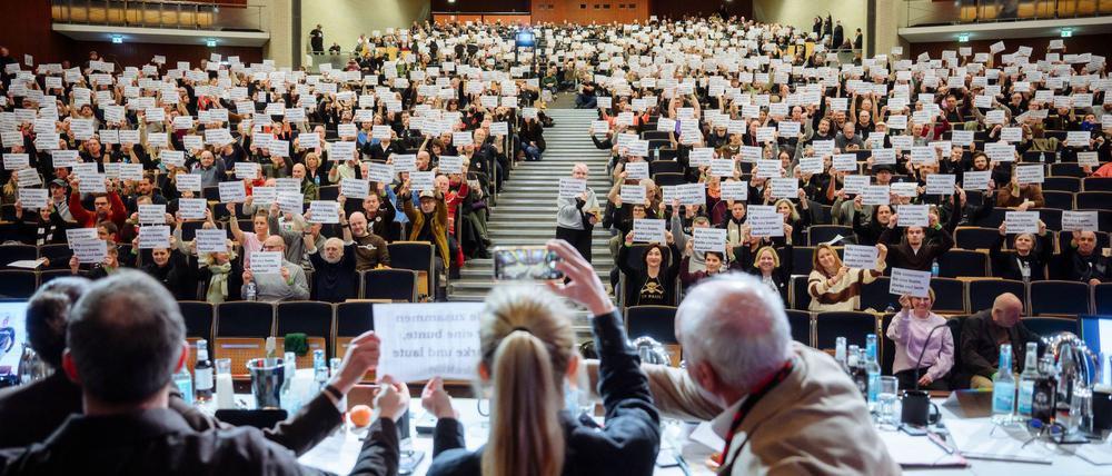 Die Mitgliederversammlung des FC St. Pauli im Audimax-Gebäude der Universität Hamburg. 