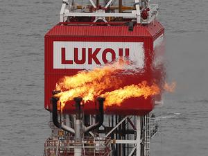 Ölplattform Filanovskogo des Lukoil-Konzerns im Kaspischen Meer.