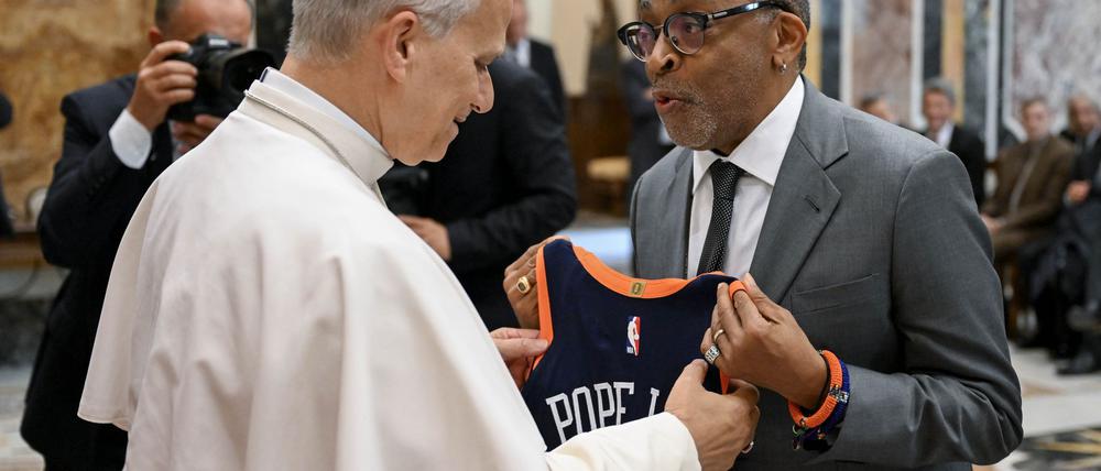 Papst Leo XIV. hat jetzt ein Trikot mit der Rückennummer 14.