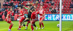 Toma Ihlenburg erzielt das Tor zum 0:1 gegen Torfrau Nadine Böhi.