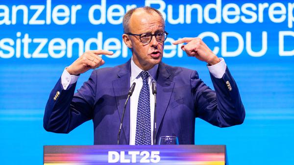 Bundeskanzler Friedrich Merz (CDU) spricht beim Deutschlandtag der Jungen Union (JU) auf der Bühne.