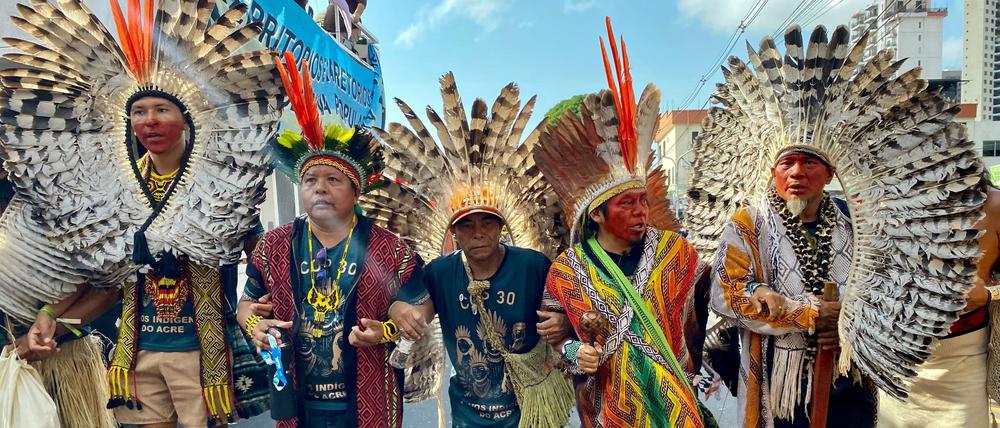 Tausende Indigene und internationale Klimaschützer zogen durchs Zentrum der Millionenstadt Belém.