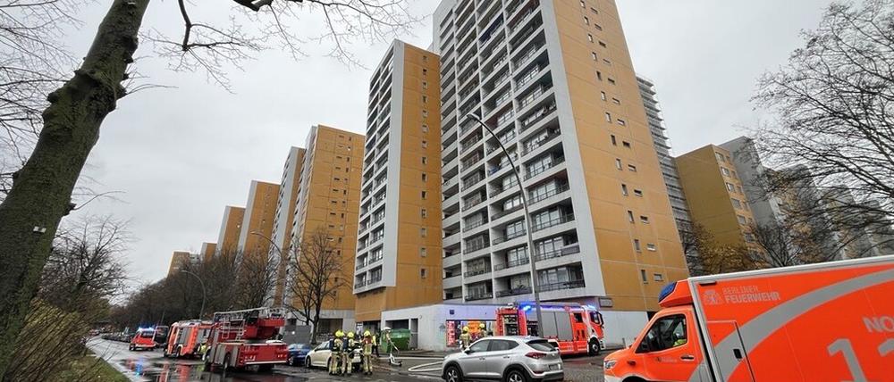 Ein Kellerbrand hat für verrauchte Wohnungen in einem Kreuzberger Hochhaus gesorgt. (Symbolbild)