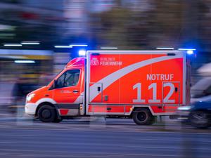 Der Verletzte wurde nach dem Unfall zur Notoperation in ein Krankenhaus gebracht. (Symbolfoto)