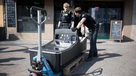 Beamte transportieren einen Spielautomaten aus einem Lokal. (Archivbild)