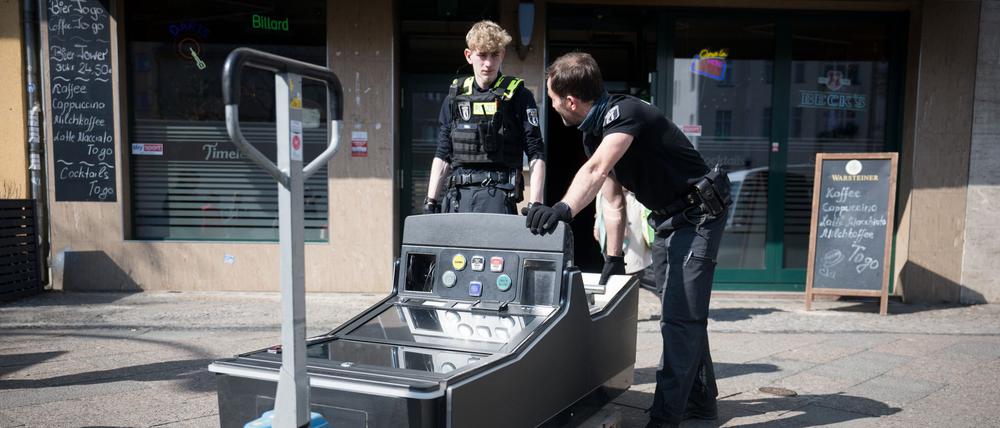 Beamte transportieren einen Spielautomaten aus einem Lokal. (Archivbild)