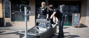 Beamte transportieren einen Spielautomaten aus einem Lokal. (Archivbild)