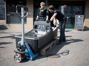 Beamte transportieren einen Spielautomaten aus einem Lokal. (Archivbild) 