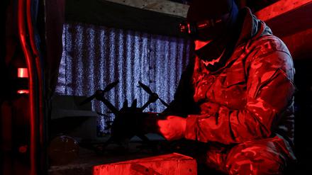 Ukrainischer Soldat mit einer Drohne in der Region Charkiw (Symbolbild).