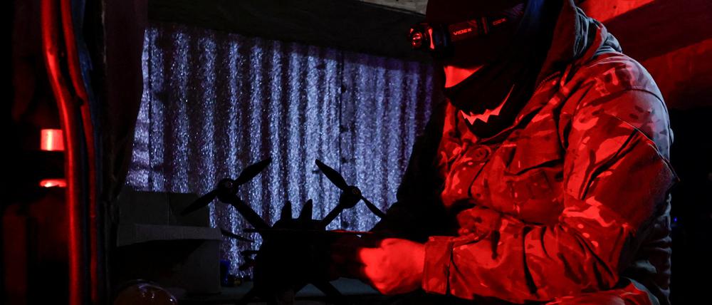 Ukrainischer Soldat mit einer Drohne in der Region Charkiw (Symbolbild).