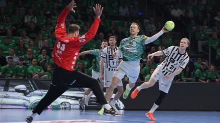 Füchse-Superstar Mathias Gidsel setzte sich im Duell gegen Andreas Wolff im Kieler Tor immer wieder durch.