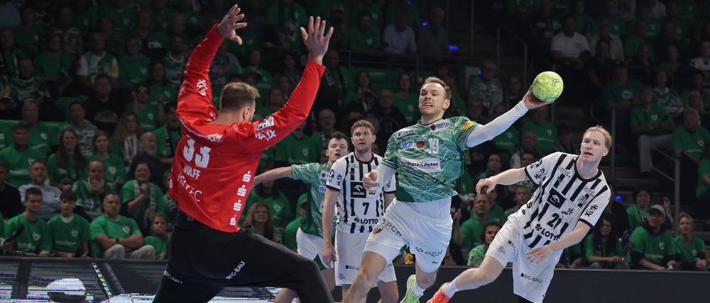 Füchse-Superstar Mathias Gidsel setzte sich im Duell gegen Andreas Wolff im Kieler Tor immer wieder durch.