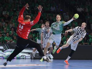 Füchse-Superstar Mathias Gidsel setzte sich im Duell gegen Andreas Wolff im Kieler Tor immer wieder durch.