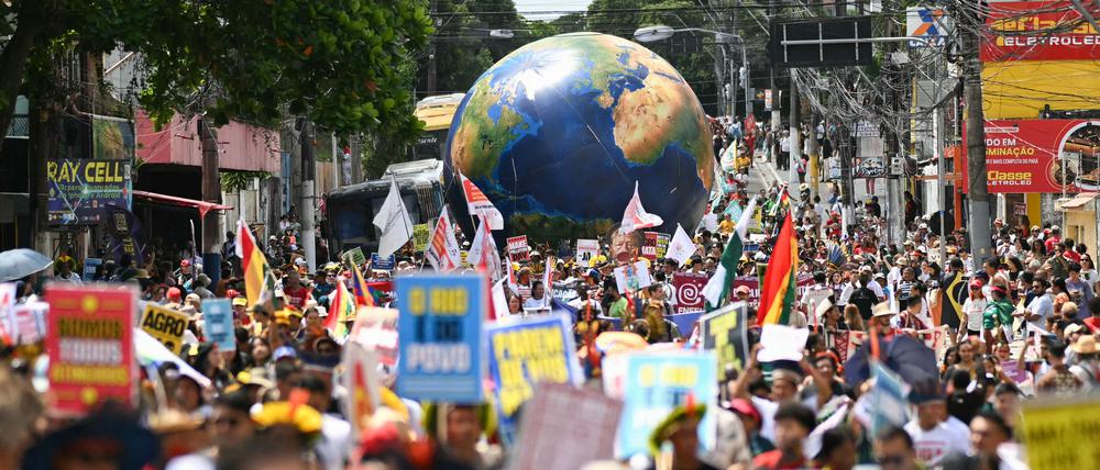 Tausende Klimaschützer zogen durchs Zentrum der Millionenstadt Belém.