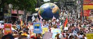 Tausende Klimaschützer zogen durchs Zentrum der Millionenstadt Belém.