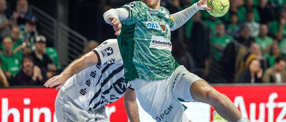 Welthandballer Mathias Gidsel im Duell gegen Kiel.