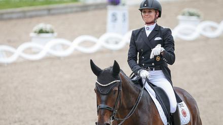 Siegreiches Duo: Jessica von Bredow-Werndl mit Weltcup-Debütant Diallo.