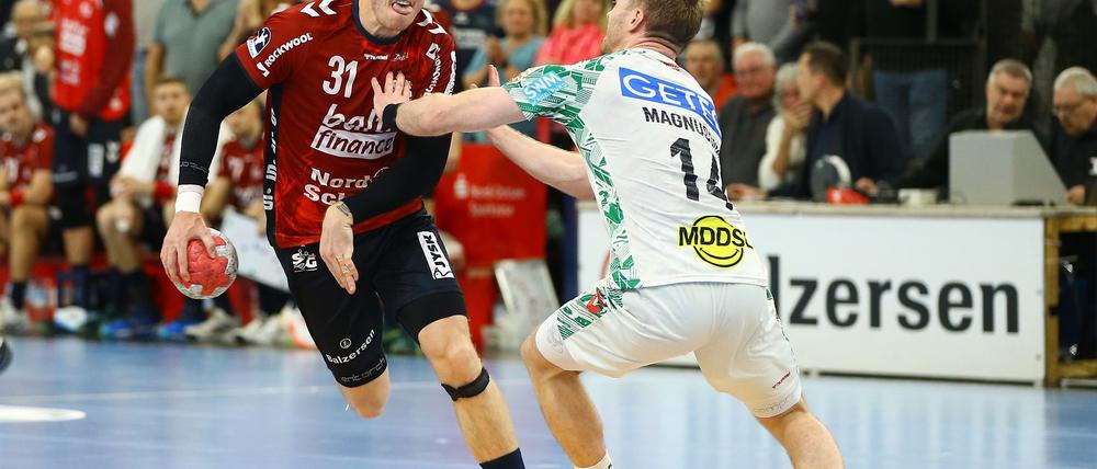 Emil Jakobsen (SG Flensburg-Handewitt, l) im Zweikampf mit Omar Ingi Magnusson (SC Magdeburg).