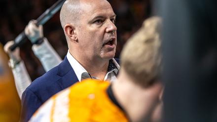 Trainer Joel Banks feiert mit den Berlin Volleys einen wichtigen Sieg.