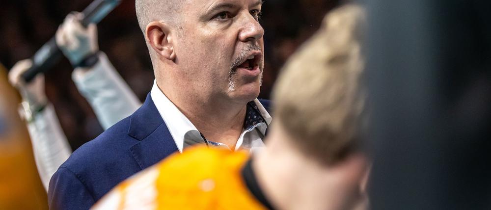 Trainer Joel Banks feiert mit den Berlin Volleys einen wichtigen Sieg.