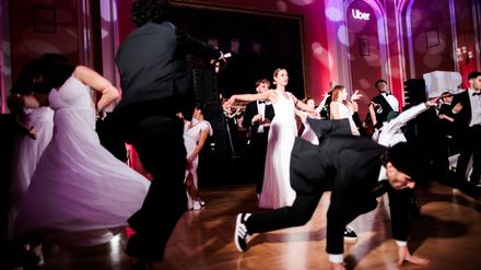 Tänzer eröffnen mit einer Tanzperformance den Hip-Hop Ball im Roten Rathaus.