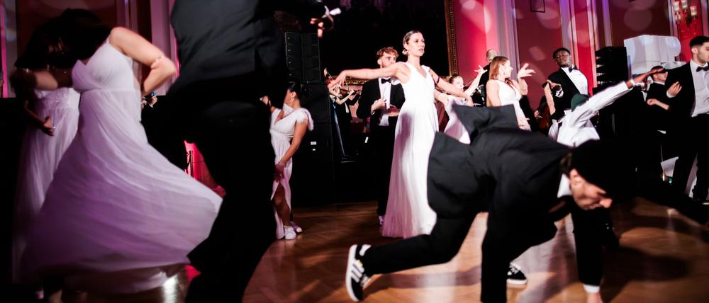 Tänzer eröffnen mit einer Tanzperformance den Hip-Hop Ball im Roten Rathaus.
