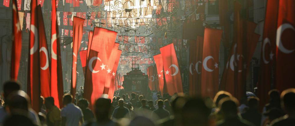 Streetfood und gerade die gefüllten Muscheln gehören für viele zu einem Besuch in Istanbul dazu. (Symbolbild)