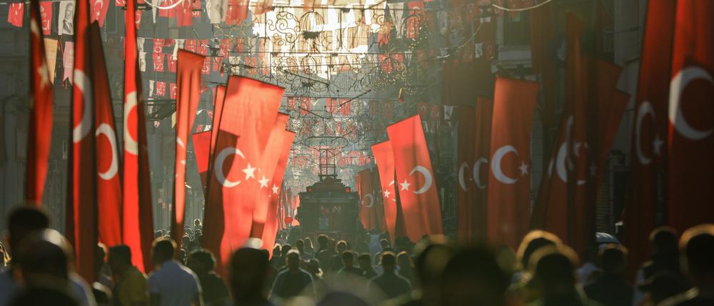 Streetfood und gerade die gefüllten Muscheln gehören für viele zu einem Besuch in Istanbul dazu. (Symbolbild)