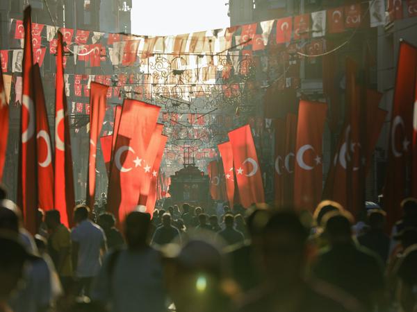 Streetfood und gerade die gefüllten Muscheln gehören für viele zu einem Besuch in Istanbul dazu. (Symbolbild)
