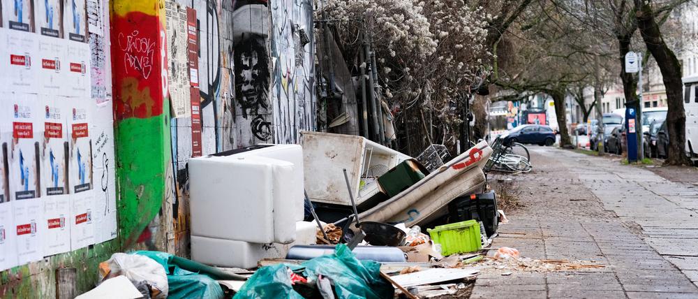 Viele Menschen in Berlin entsorgen Sperrmüll einfach auf der Straße. (Archivbild)