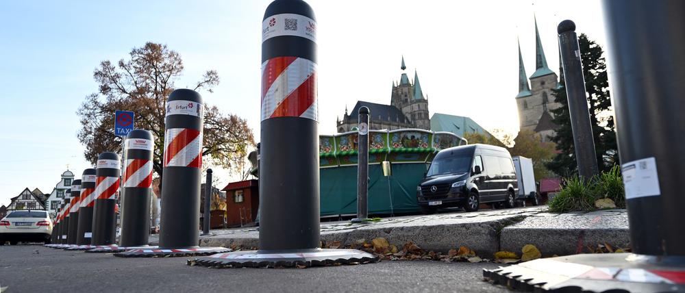 Die deutschen Weihnachtsmärkte werden wie hier in Erfurt mit Pollern und anderen Sperren gesichert.