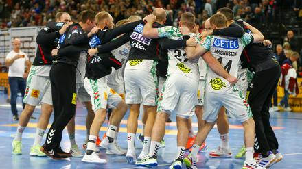 Der SC Magdeburg bejubelt den Sieg in Flensburg und den Sprung an die Tabellenspitze.