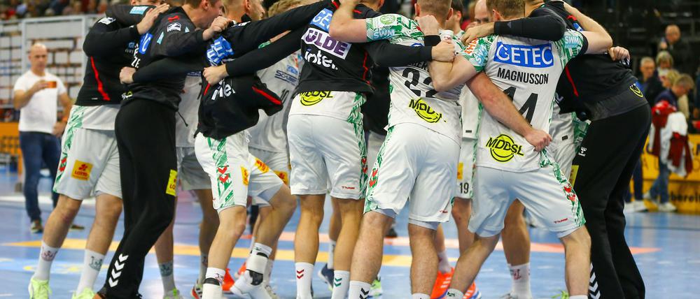 Der SC Magdeburg bejubelt den Sieg in Flensburg und den Sprung an die Tabellenspitze.