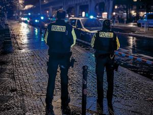 Die Berliner Polizei war am Samstagabend wegen Schüssen in Kreuzberg im Einsatz.