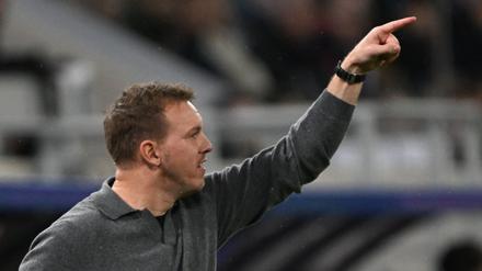 Julian Nagelsmann gibt eine Anweisung an seine Spieler.