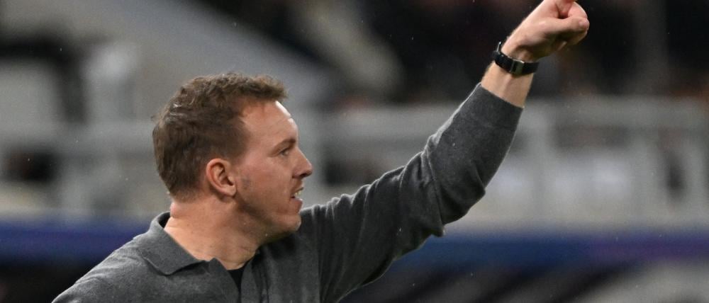 Julian Nagelsmann gibt eine Anweisung an seine Spieler.