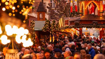 Besucher des Weihnachtsmarktes in Rüdesheim drängen sich 2024 in der Altstadt.