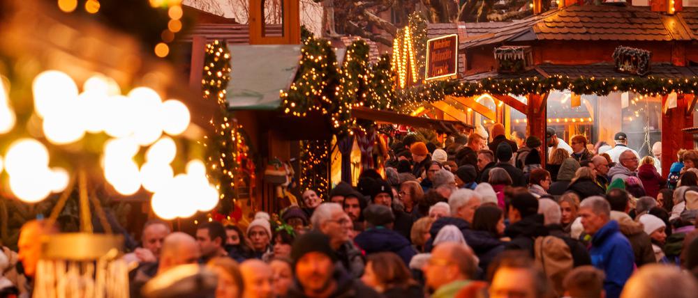 Besucher des Weihnachtsmarktes in Rüdesheim drängen sich 2024 in der Altstadt.