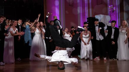 Tänzer eröffnen mit einer Tanzperformance den Hip-Hop Ball im Roten Rathaus.