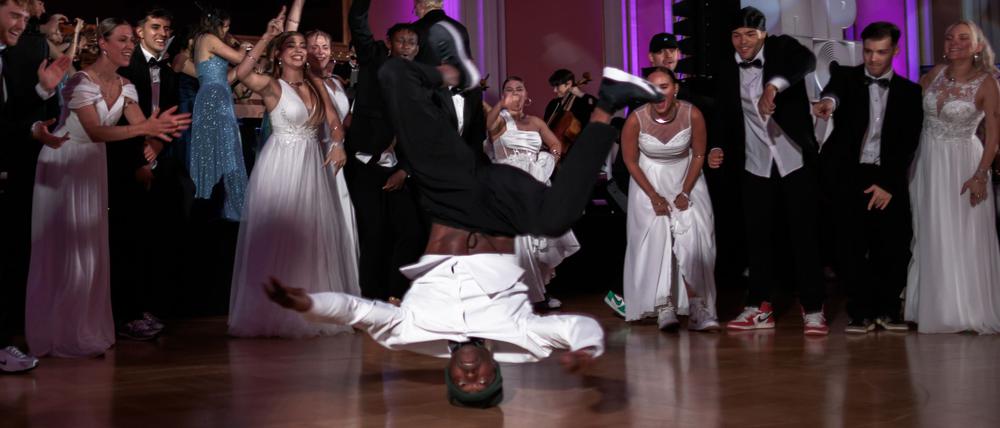 Tänzer eröffnen mit einer Tanzperformance den Hip-Hop Ball im Roten Rathaus.