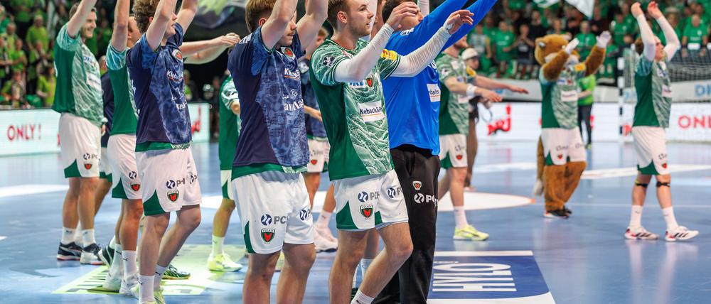 Glücklich, aber auch platt: Die Füchse feiern den Heimsieg gegen den THW Kiel.