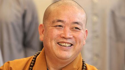 Shi Yongxin, Abt des chinesischen Shaolin-Klosters in Henan, spricht 2012 auf einer Pressekonferenz im Chinesischen Kulturzentrum in Berlin.