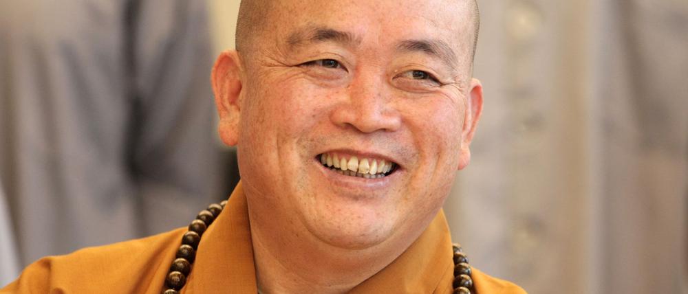Shi Yongxin, Abt des chinesischen Shaolin-Klosters in Henan, spricht 2012 auf einer Pressekonferenz im Chinesischen Kulturzentrum in Berlin.