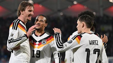 Vorbereiter Sané und Torjäger Woltemade können nach dem mühsamen Sieg in Luxemburg jubeln.