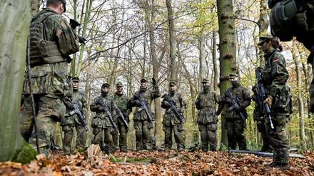 Rekruten sind bei der Gefechtsausbildung zu sehen.