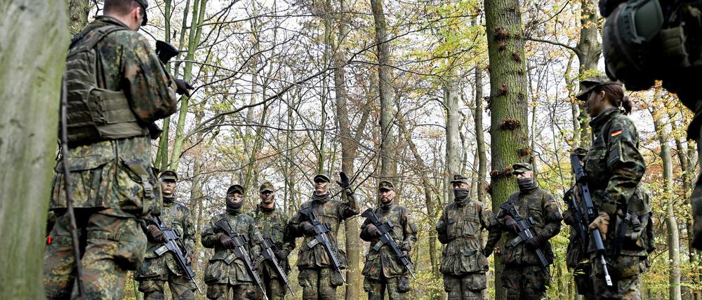 Rekruten sind bei der Gefechtsausbildung zu sehen.