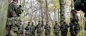 Rekruten sind bei der Gefechtsausbildung zu sehen.