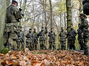 Rekruten sind bei der Gefechtsausbildung zu sehen.