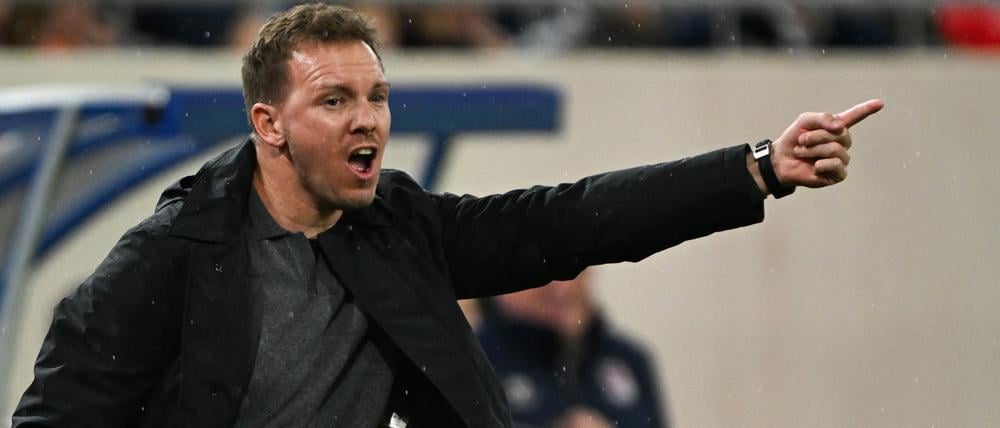 Da geht es lang. Julian Nagelsmann gibt Anweisungen.