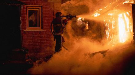 Ein Feuerwehrmann ist nach einem russischen Militärschlag in der ukrainischen Region Sumy im Einsatz.